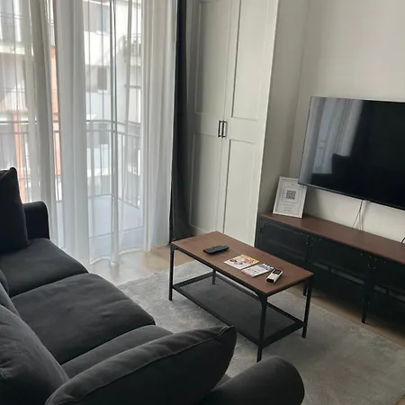 West Budapest-edge Of Downtown-free Parking Будапешт