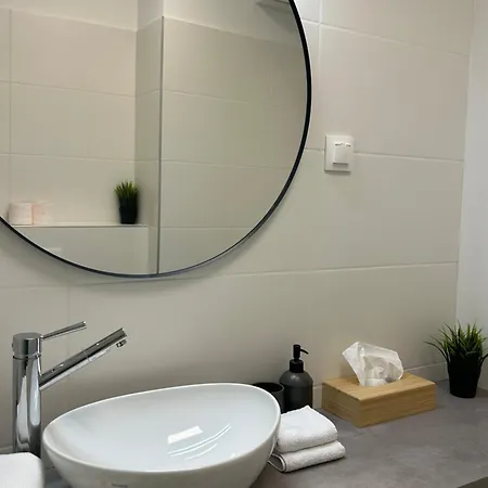 West Budapest-edge Of Downtown-free Parking Будапешт